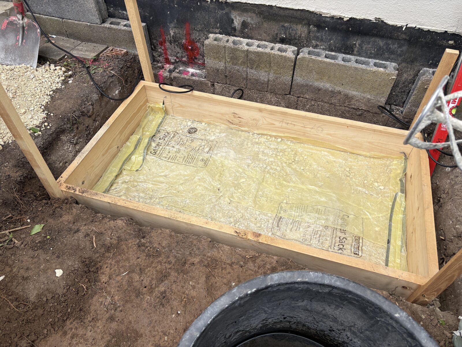 Schalung und Bewehrung f&uuml;r ein W&auml;rmepumpen-Fundament &ndash; Firma Welz