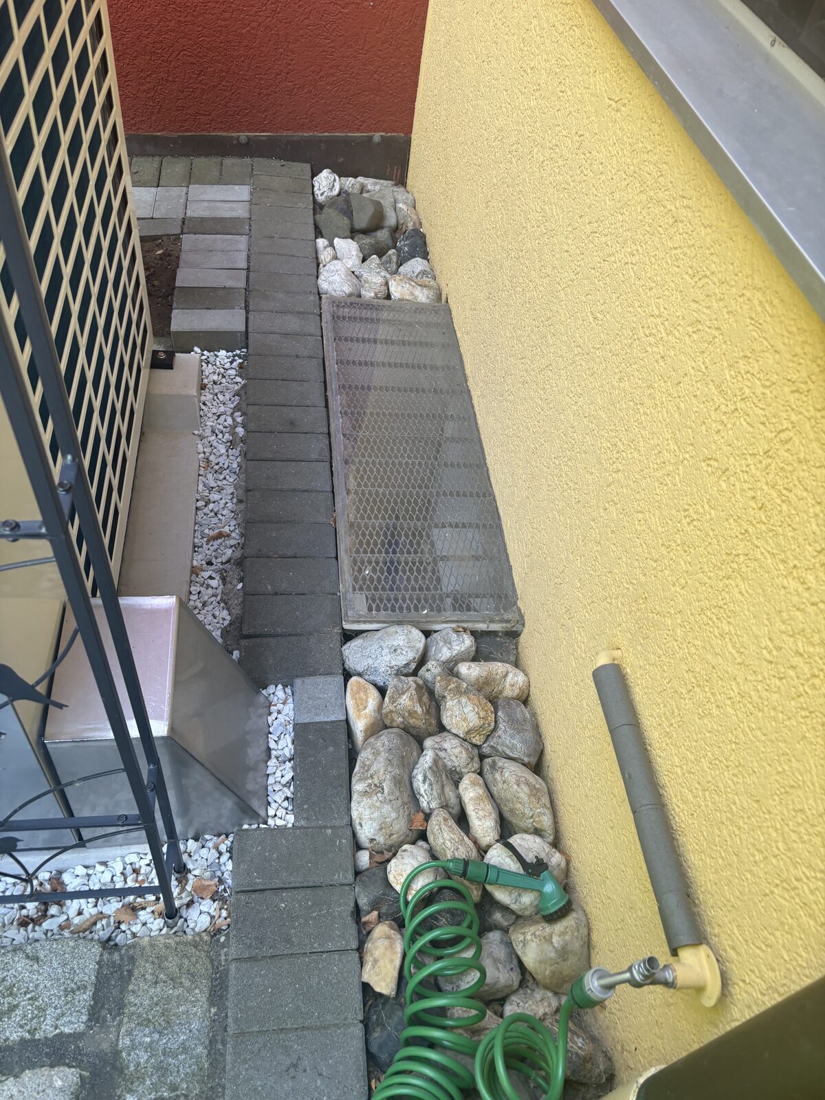 W&auml;rmepumpe an der Hausseite auf Fundament der Firma Welz