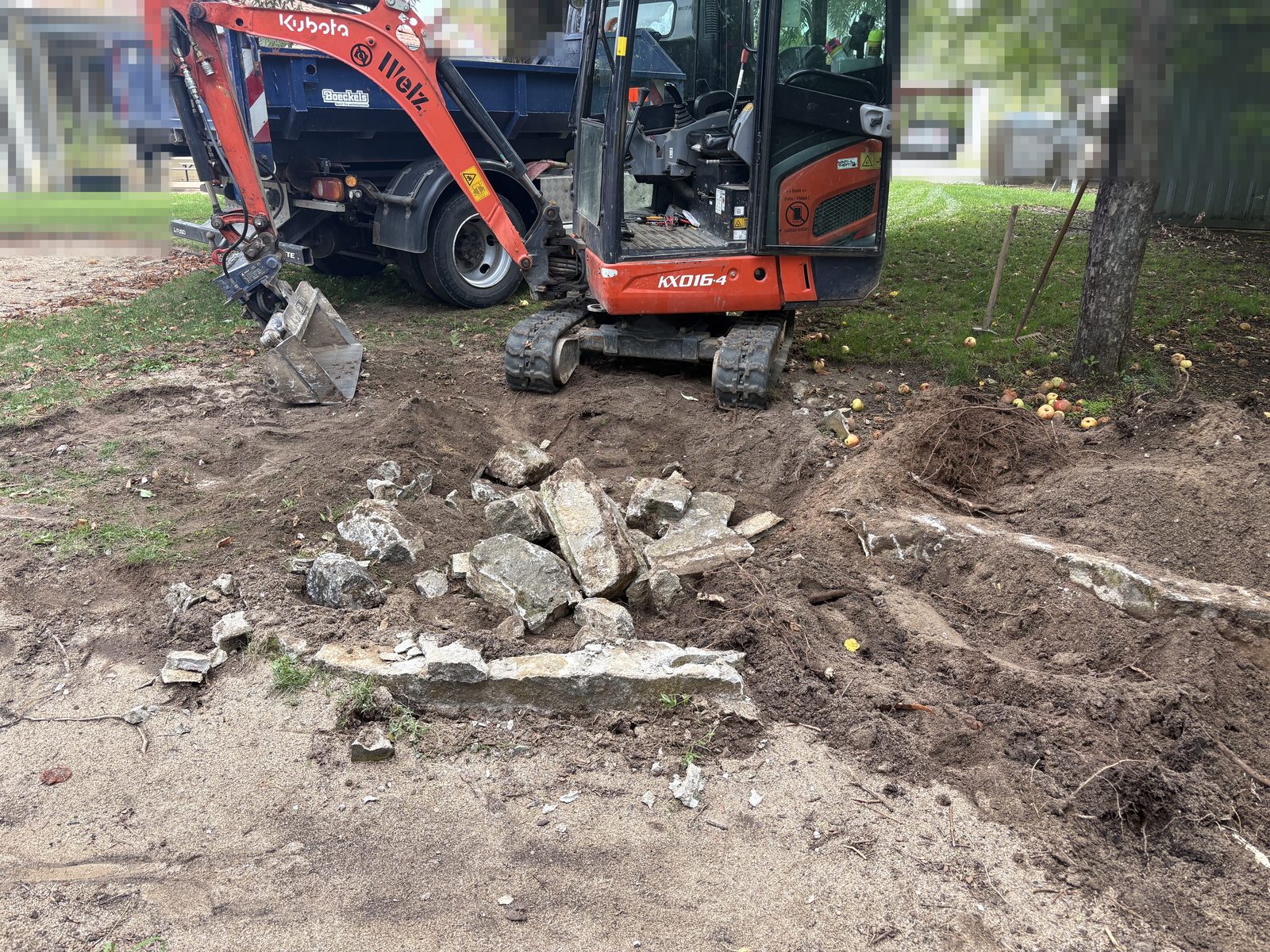 Ger&auml;umte Fl&auml;che mit aufgebrochenen Fundamenten nach dem R&uuml;ckbau