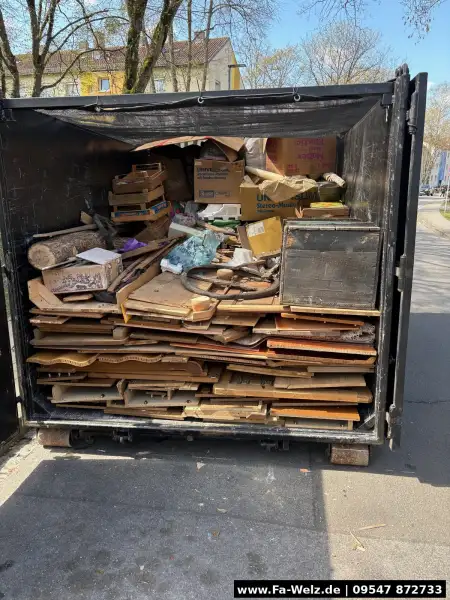 Entr&uuml;mpelung Container beladen - Firma Welz Bamberg