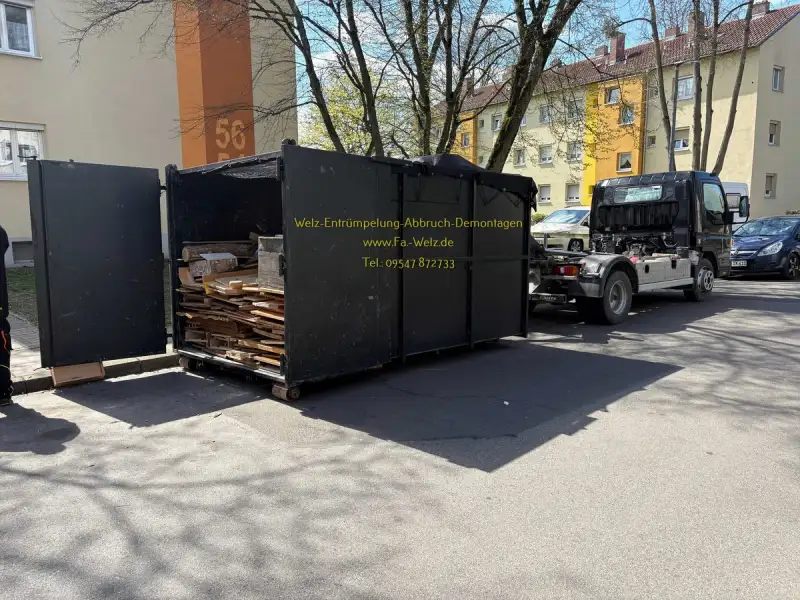 LKW mit Container bei Haushaltsauflösung - Firma Welz