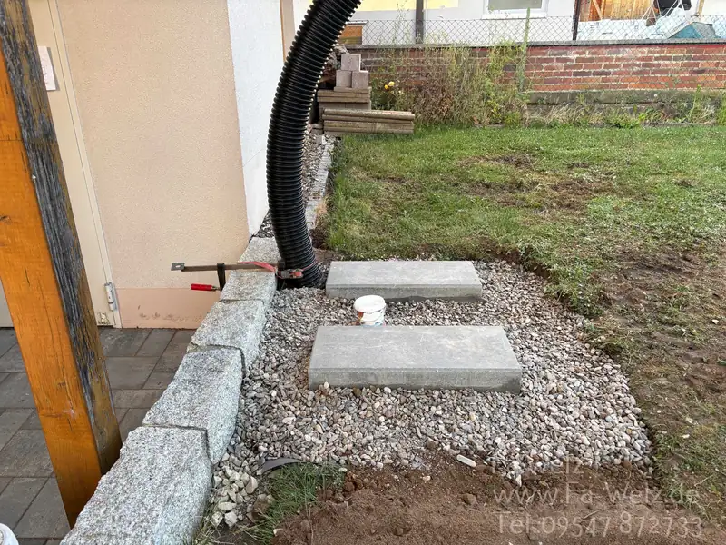 Zwei Betonsockel als Fundament für die Wärmepumpe